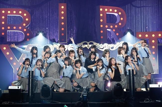 欅坂46、デビュー1周年記念ライブにて12,000人が熱狂！ | ライブ