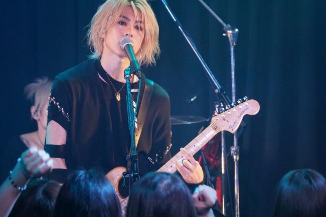 SHIN 音楽人生初のカバー「GLAMOROUS SKY」初披露ライブで語った名前の由来とViViDのこと | ライブ ・セットリスト情報サービス【LiveFans(ライブファンズ)】