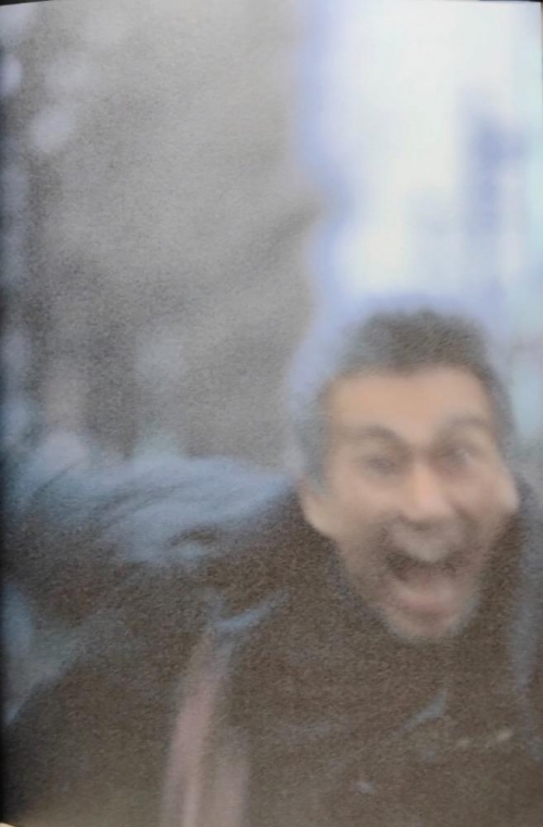 様子のおかしい一般人